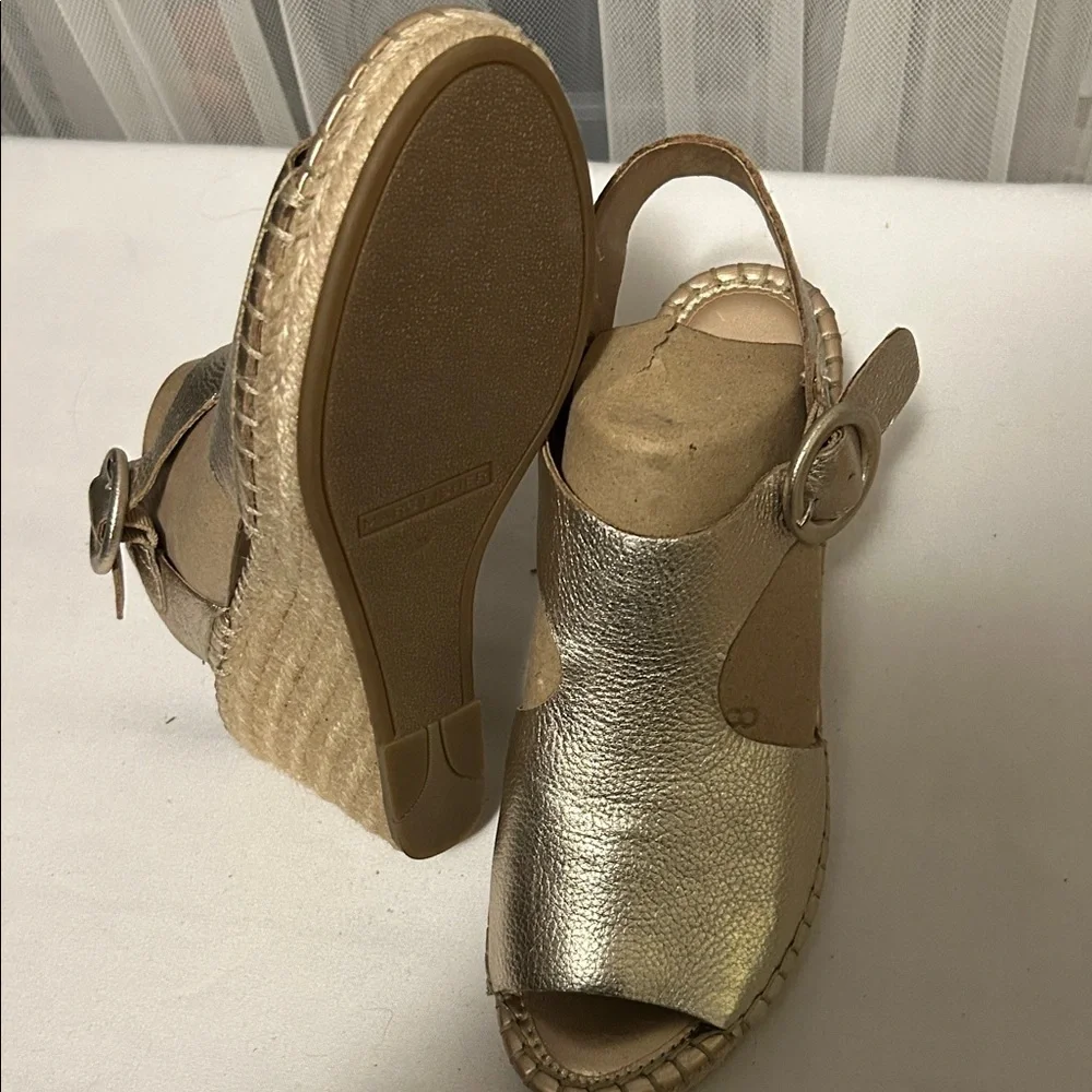 New never worn Marc Fisher Metallic gold Espadrille Wedges. Size7